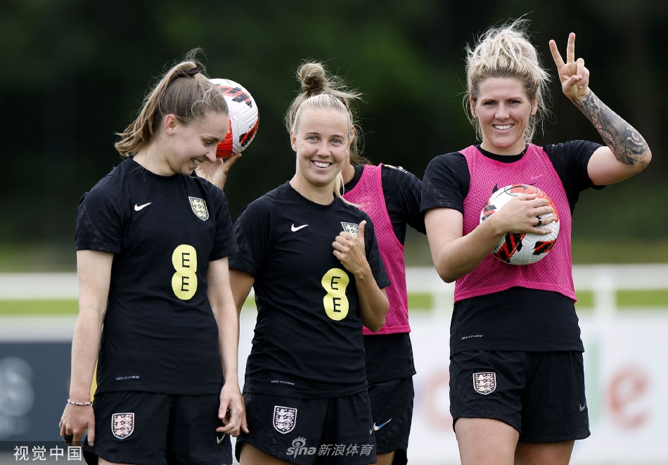 英格兰女足全队在进行赛前围圈加油，队员们手臂搭在一起，齐声高喊，展现出无与伦比的团队精神。