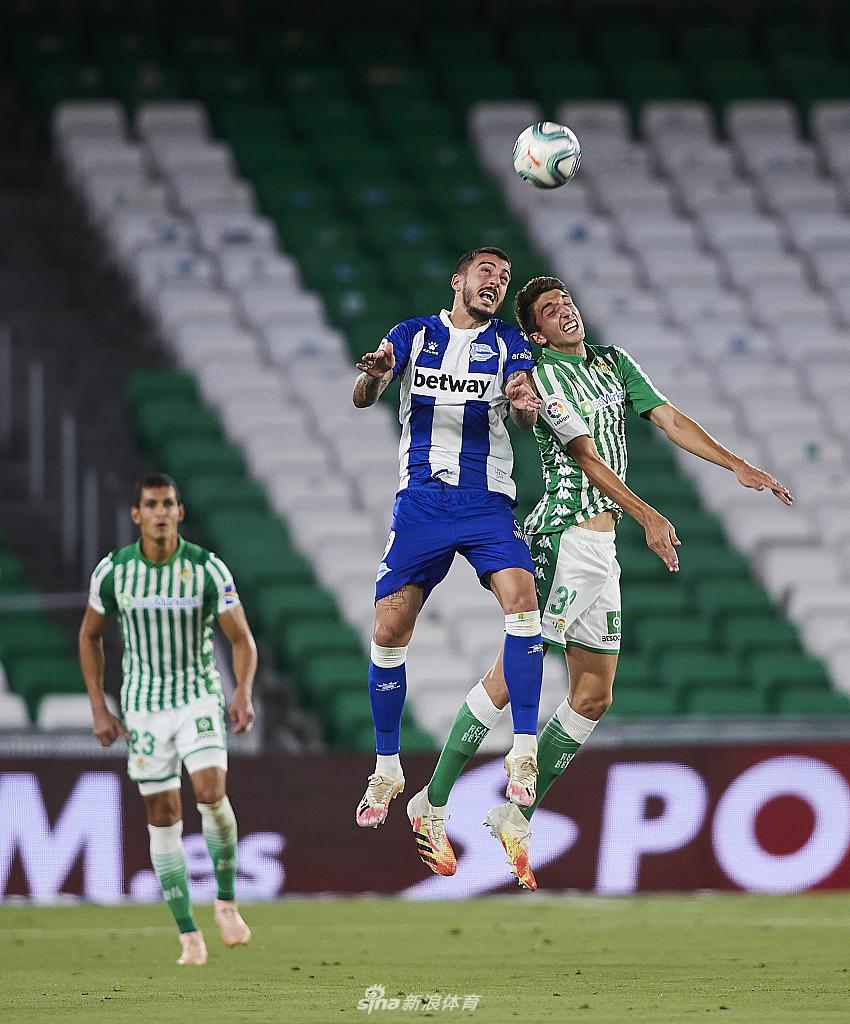 贝蒂斯与阿拉维斯的球员们在灯火通明的赛场上为每一次球权展开激烈肉搏，空气中的硝烟味仿佛隔着屏幕都能闻到