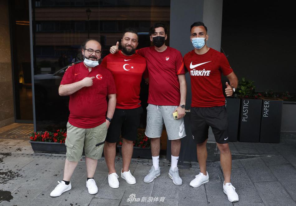 土耳其队长、老将布拉克·伊尔马兹手提行李箱走出酒店，面带微笑。作为刚刚夺得的法甲冠军的锋线尖刀，他的每一步都显得沉稳有力，仿佛承载着整个国家的进球期望。