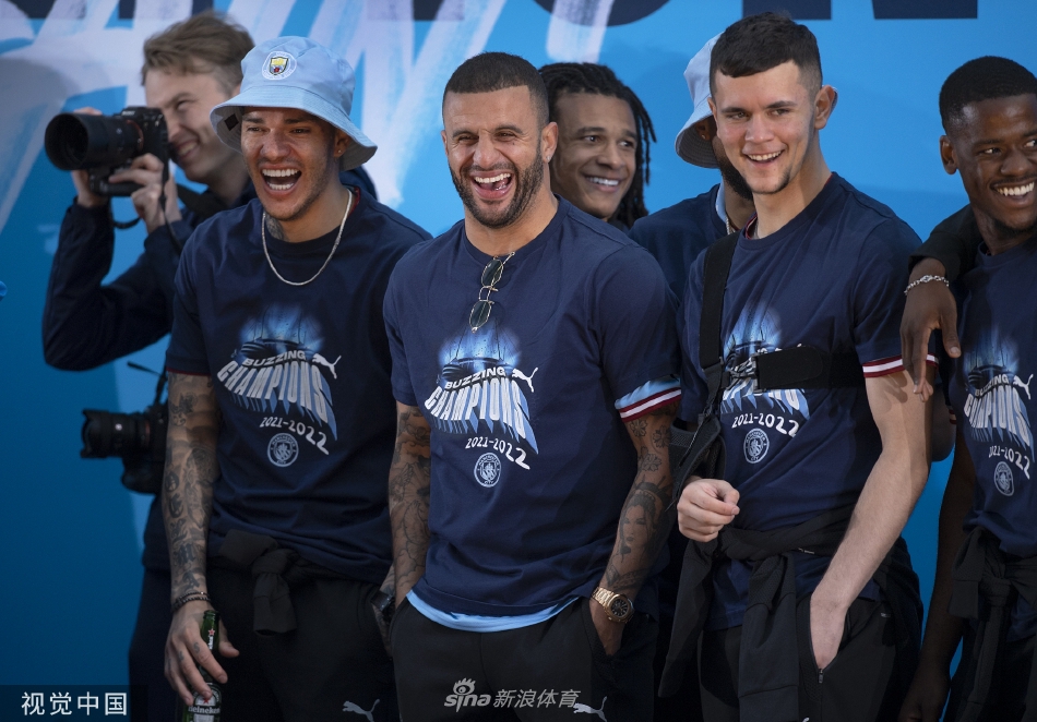 璀璨烟花在曼彻斯特夜空中绚烂绽放，与地面上浩瀚的手机闪光灯相映成趣，共同编织出一幅庆祝冠军的壮丽星图。