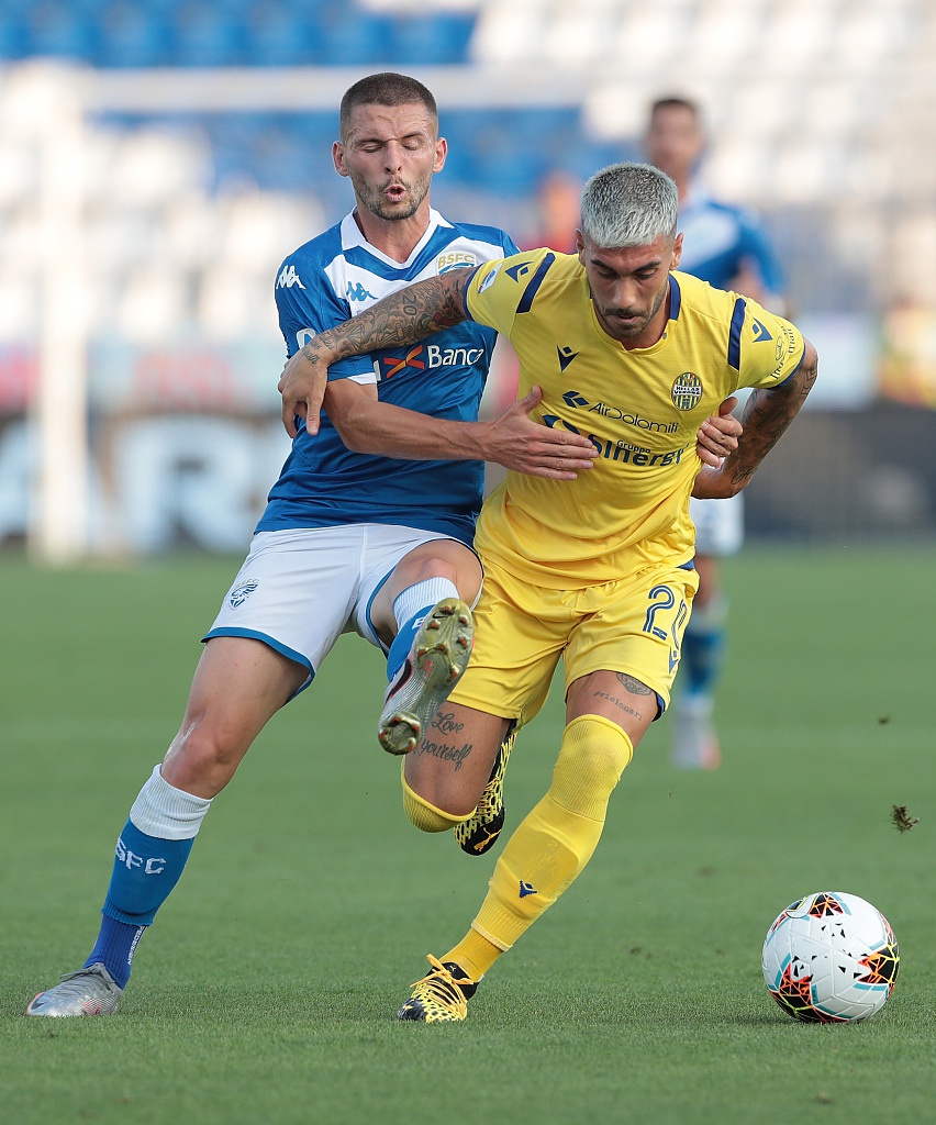 布雷西亚的球员们紧紧相拥，他们脸上洋溢着的不仅仅是进球的喜悦，更是压抑许久后的彻底释放，仿佛要将整个赛季的郁闷在这一刻倾泻而出。