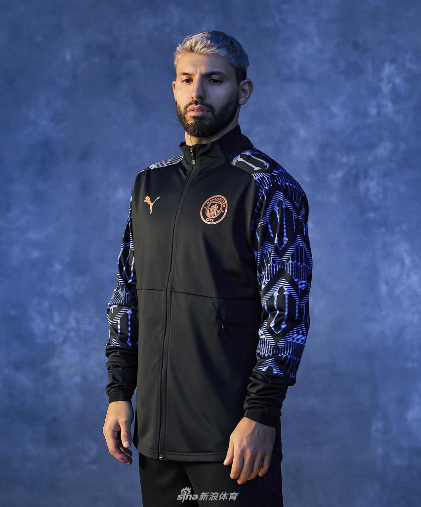 镜头拉近，德布劳内的侧颜在新球衣的立领衬托下显得格外坚毅，球衣上若隐若现的深色暗纹犹如运河水面泛起的涟漪，将他“中场艺术家”的气质与曼城新赛季战袍的匠心设计完美融合。