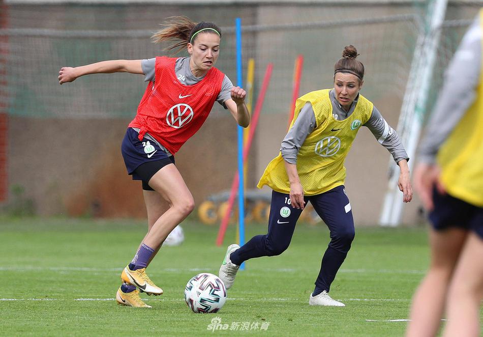 夕阳的余晖为训练场镀上一层金色，几名队员在结束前拉伸放松，身影被拉得很长。远处的训练器材静静地摆放着，预示着明日激战前的最后宁静。