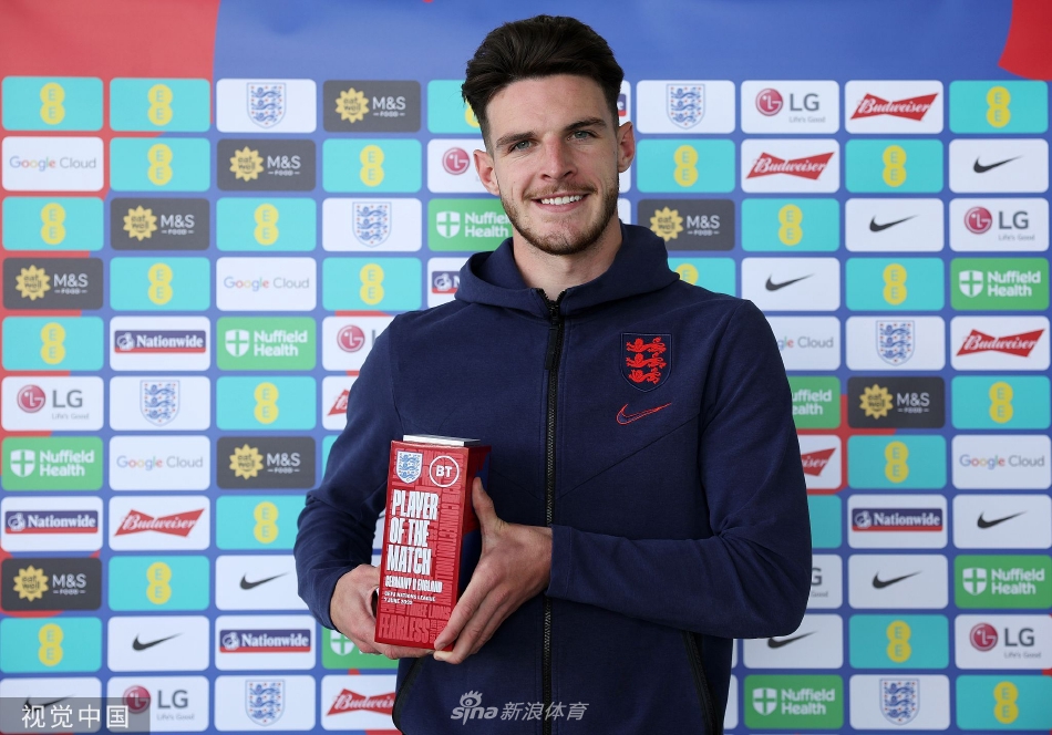 德克兰·赖斯手持英德大战最佳球员奖杯，面带坚定微笑，眼神中充满自信与对下一战的渴望。