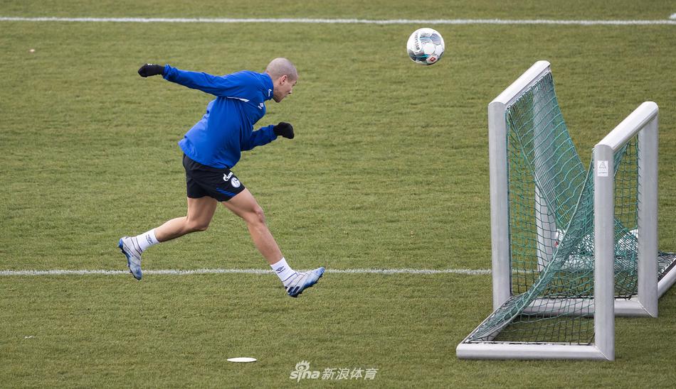 另一块训练区域，布格施塔勒正在完成教练布置的绕杆练习。他全神贯注地追逐着皮球，身后的背景是一片萧瑟的早春景象，仿佛整个世界都慢了下来，唯有对足球的热爱仍在加速跳动。