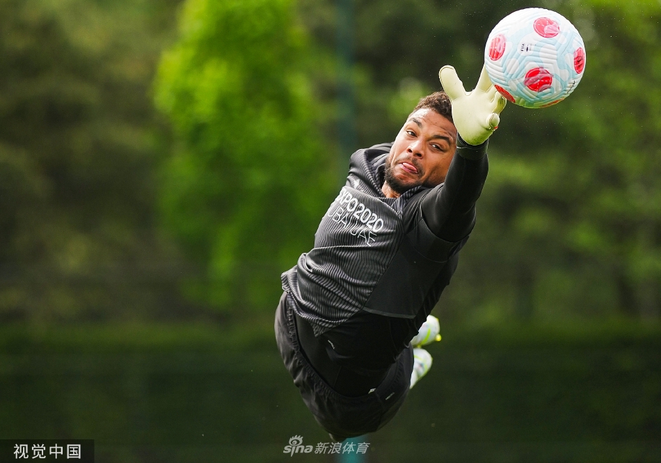 曼城全队围成一圈聆听瓜迪奥拉战术部署，众人俯身专注的神情仿佛在进行某种神圣仪式