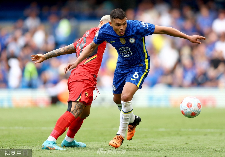 比赛结束后，切尔西全队手拉手走向主场球迷看台，一同鼓掌致谢，场面温馨而团结，共同告别这个不平凡的赛季。