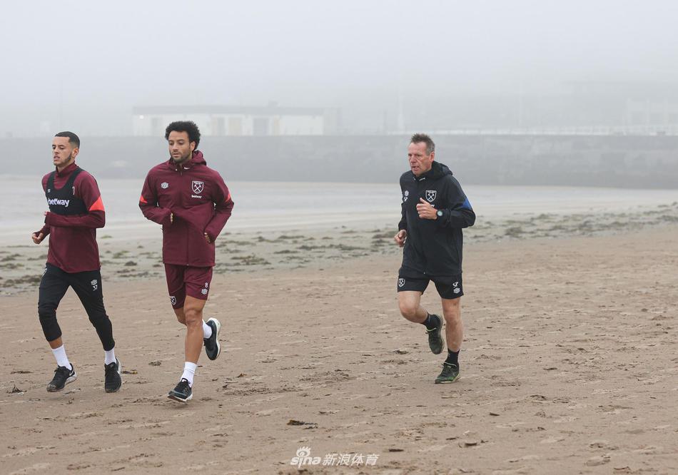 远景镜头下，整个训练场都被大雾所覆盖，如同一幅中国水墨画。一小队球员恰好跑过画面中央的弯道，他们是这片白色天地中唯一灵动的色彩，展现出一种“不畏浮云遮望眼”的豪迈气概。