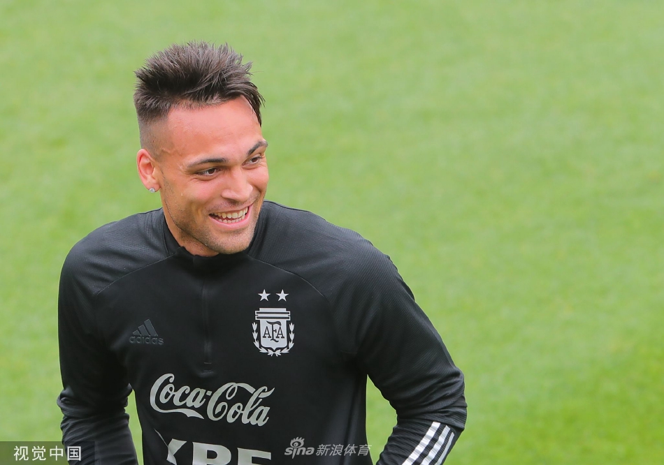 梅西在训练中主罚任意球，眼神坚定专注，皮球划出一道弧线飞向球门。