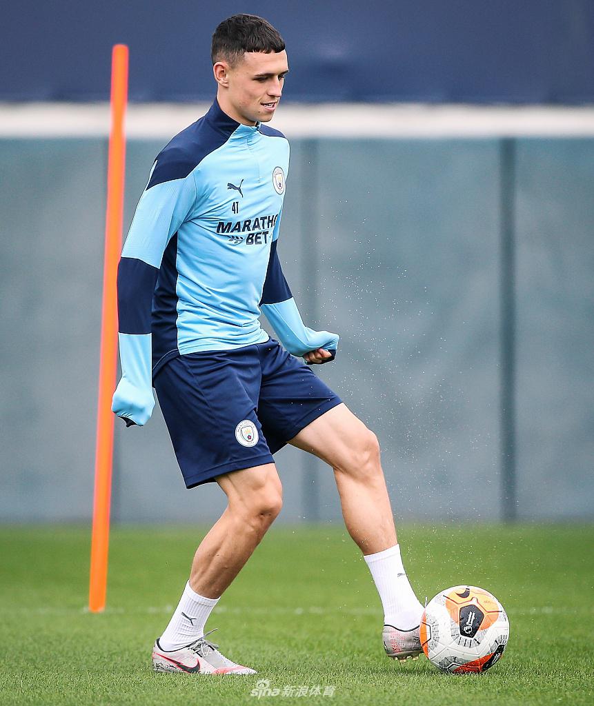 训练中一次精准的传球配合，队友间默契尽显