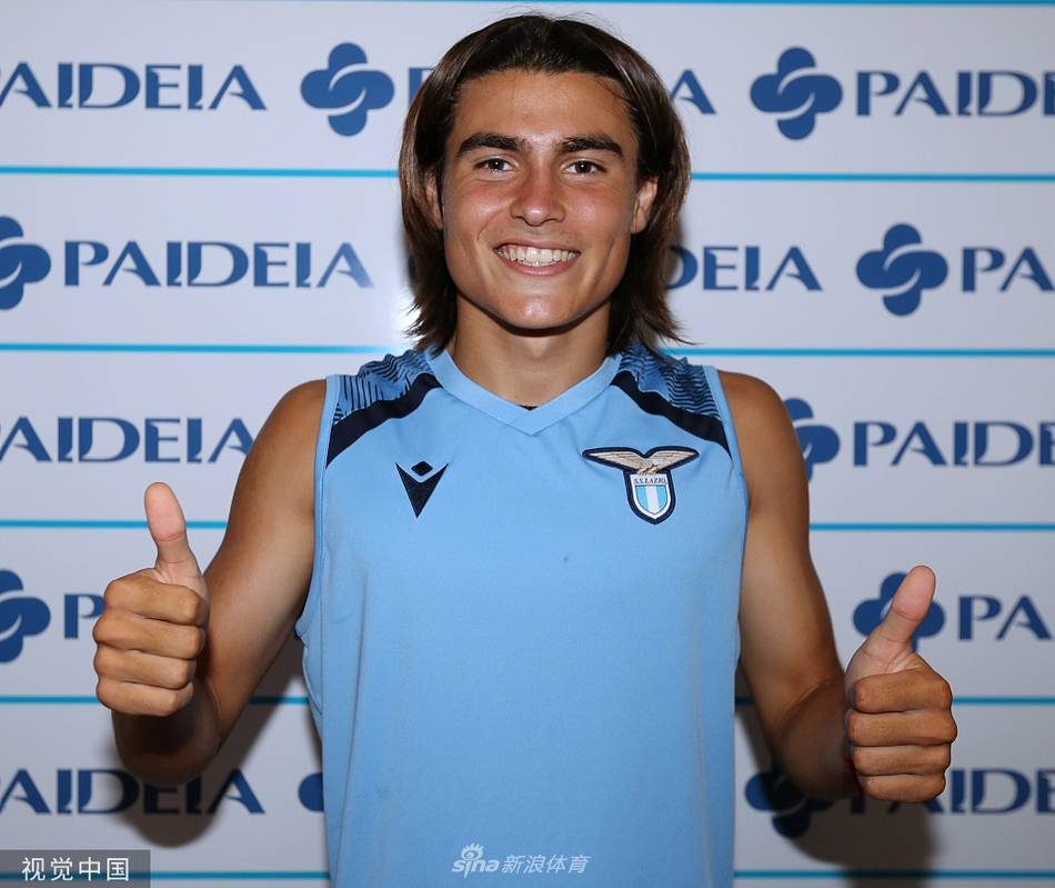 体检流程结束后，卢卡·罗梅罗在室内放松地走动。举手投足间，依然带着几分少年的稚气，但眉宇间已凝聚起征战顶级联赛的职业球员气质。