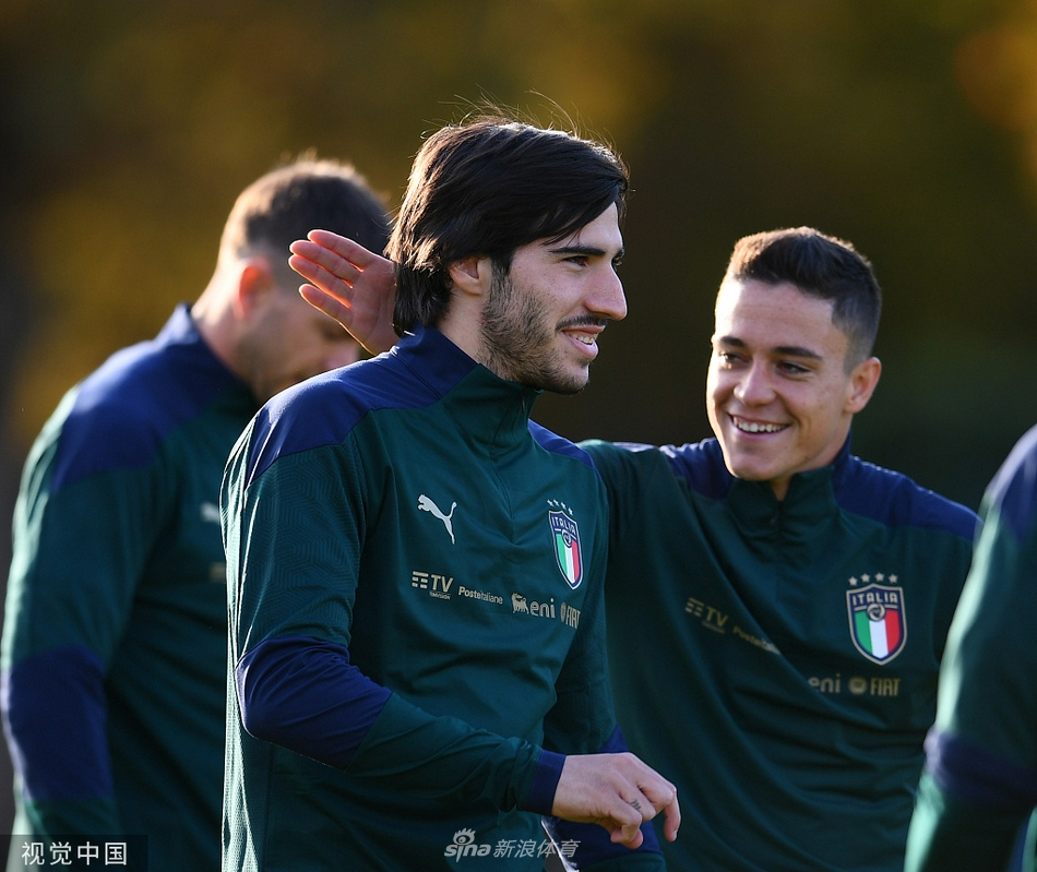 训练课结束后，曼奇尼独自站在场边，双手插兜，凝视着远方。夕阳的余晖洒在他那顶“小蓝帽”上，也勾勒出他略显沉思的轮廓。彼时的他或许已经预感到，前路并非一片坦途，带领这支年轻的卫冕冠军冲出重围，将是一场更严峻的考验。