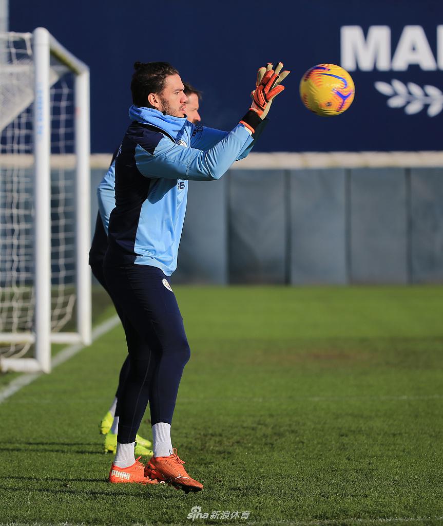 京多安在训练中露出腼腆而自信的笑容，他似乎还在回味着上一场对阵西布朗时独中两元的火热脚感，那略带羞涩的神情背后，是帮助球队攻城拔寨的坚定决心。