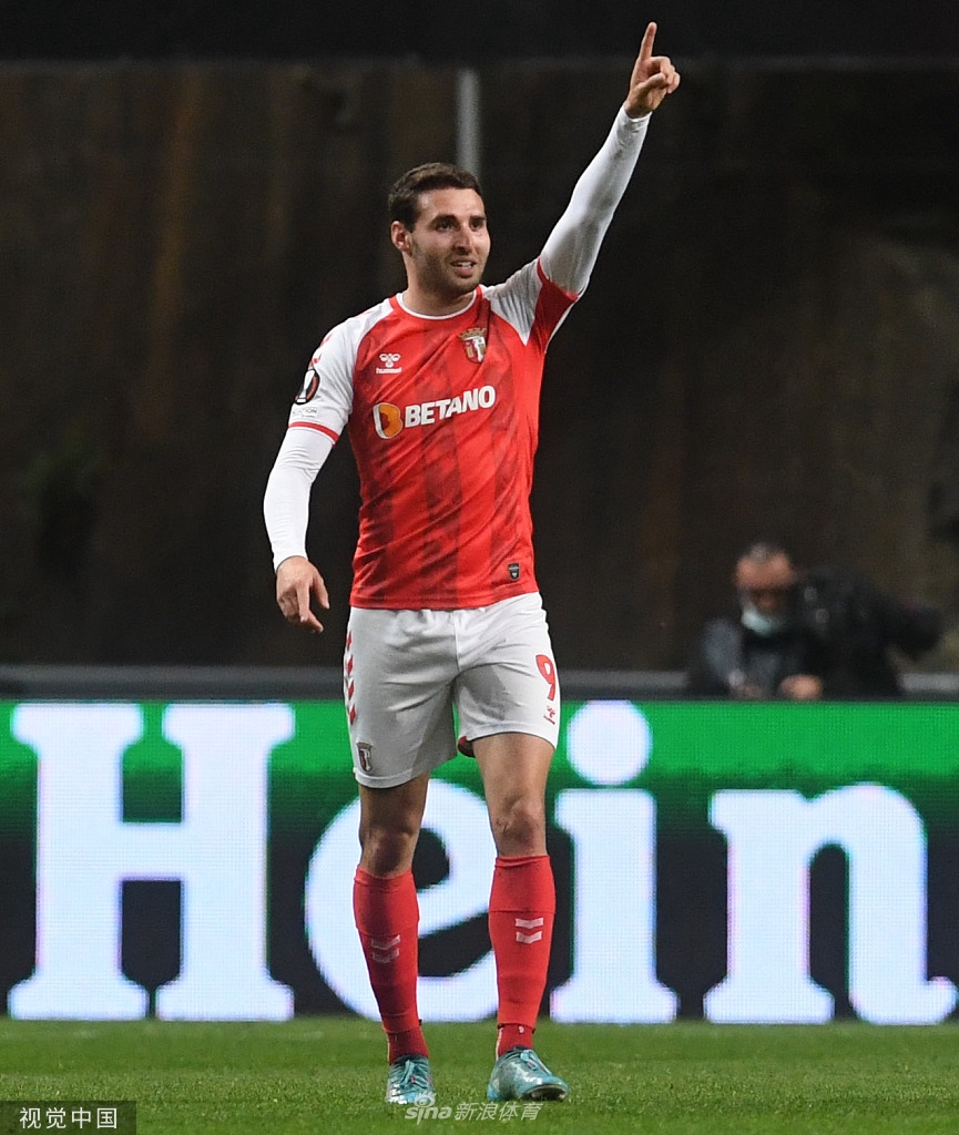 布拉加队球员在角旗区附近突破，流浪者队后卫紧追不舍，看台上座无虚席，主场氛围热烈。