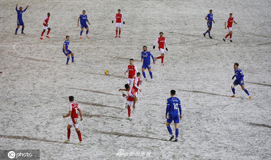 卡迪夫城队的边锋谢伊·奥乔在得球后如离弦之箭般摆脱防守，他的眼神中充满了对胜利的渴望和对球门的专注。