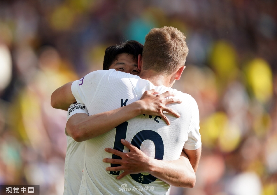 热刺球迷在客场看台高举围巾疯狂庆祝，一片白色海洋涌动着晋级欧冠的狂喜