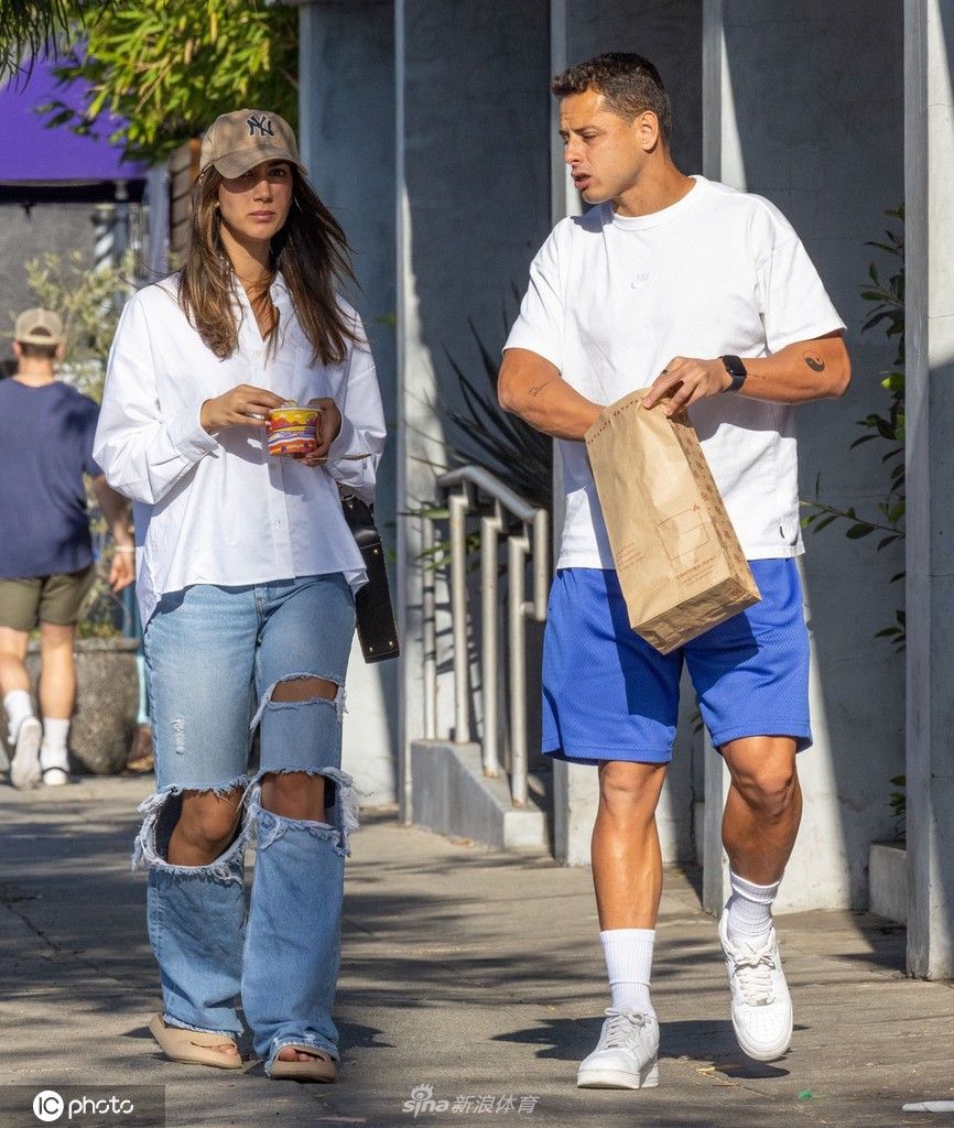 埃尔南德斯亲密地搂着女友的肩膀，两人步伐一致地穿过街道，阳光将他们的影子拉长，宛如一幅温馨的都市情侣剪影