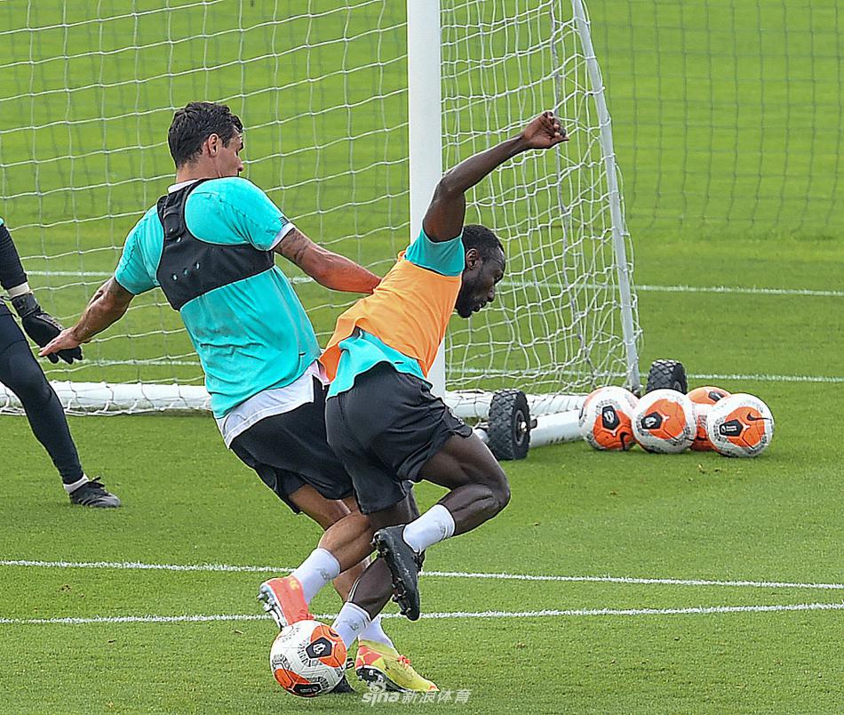 克洛普与南野拓实进行着深入交流，渣叔的手势充满指导性，日本国脚则虚心聆听，这次战术沟通似乎预示着南野将在复赛中扮演更重要的角色。