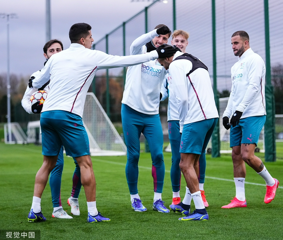 战术板上密密麻麻的线路和标记，是教练组智慧的结晶，也是曼城即将在赛场上付诸实践的无形武器。