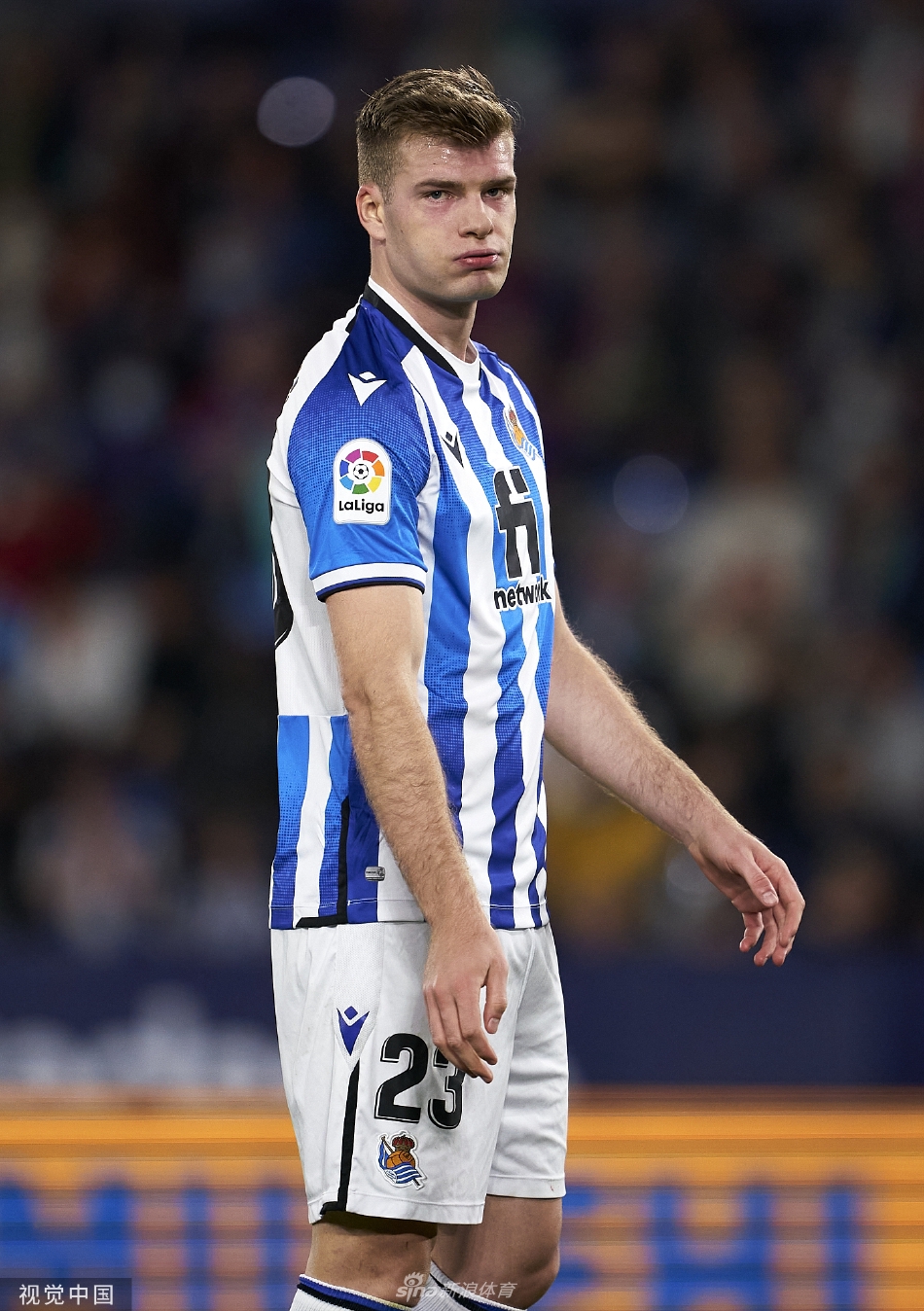 莱万特后卫米拉蒙破门后张开双臂，在主场球迷的欢呼声中激情庆祝