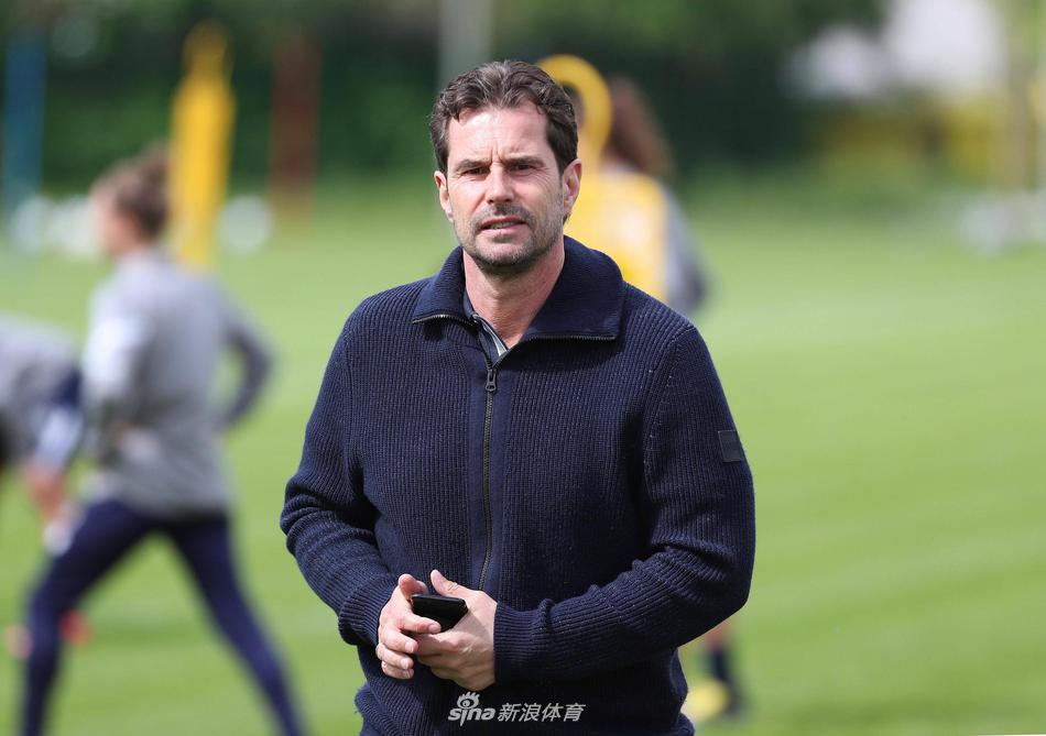 中场核心莉娜·古尔在逼抢中轻盈转身，她脚下的皮球仿佛被磁铁吸附，身边的防守队员尽管奋力伸腿，却只能望球兴叹，绿茵场上定格了她曼妙而充满力量的舞步。