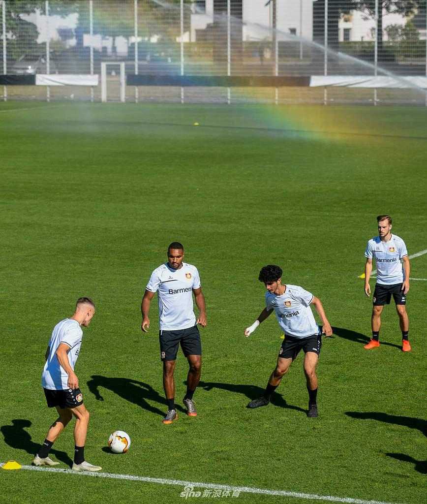 勒沃库森核心哈弗茨训练中神情专注，盘带突破尽显核心风范
