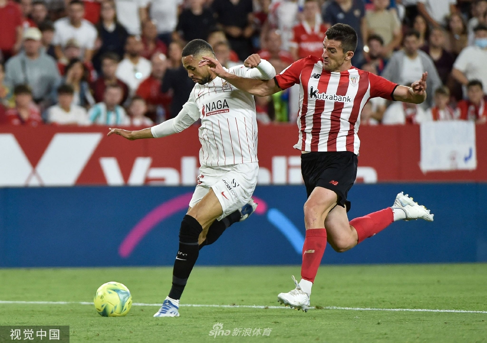 塞维利亚球员在比赛中激烈拼抢，双方球员在中场区域纠缠，争夺球权控制