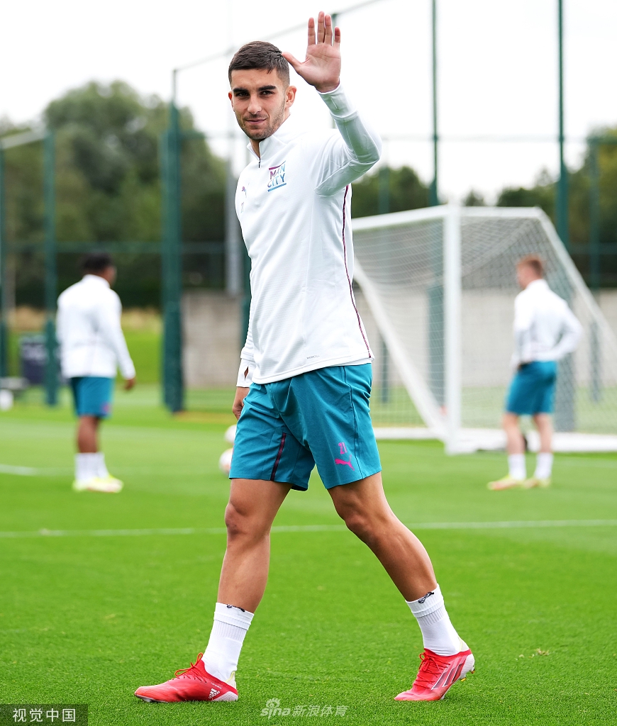 在一次高强度的逼抢训练中，曼城球员神情坚毅，身体微微前倾，如同即将离弦之箭，精准地将球控制在脚下，展现了球队标志性的压迫式打法。