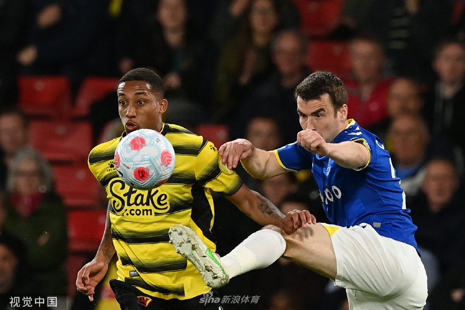 沃特福德门将本·福斯特飞身单掌托出对方威胁射门，力保球门不失