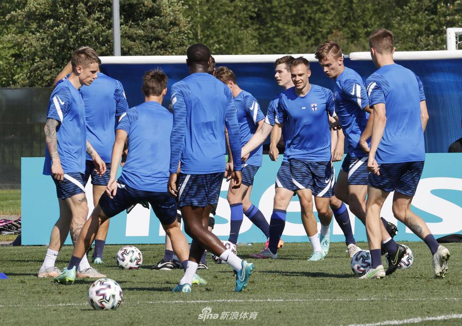 夕阳的余晖洒在训练场上，芬兰队球员们围成一圈，相互鼓劲，涅瓦河畔的晚风见证着这群北欧维京人后裔对胜利的渴望。