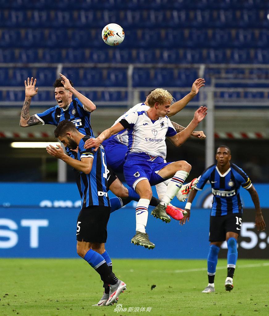 孔蒂在场边激情指挥，他的肢体语言充满了张力，仿佛要将自己的全部战术意志通过无形的电波传递给场上的弟子们，应对桑普多利亚下半场的疯狂反扑。