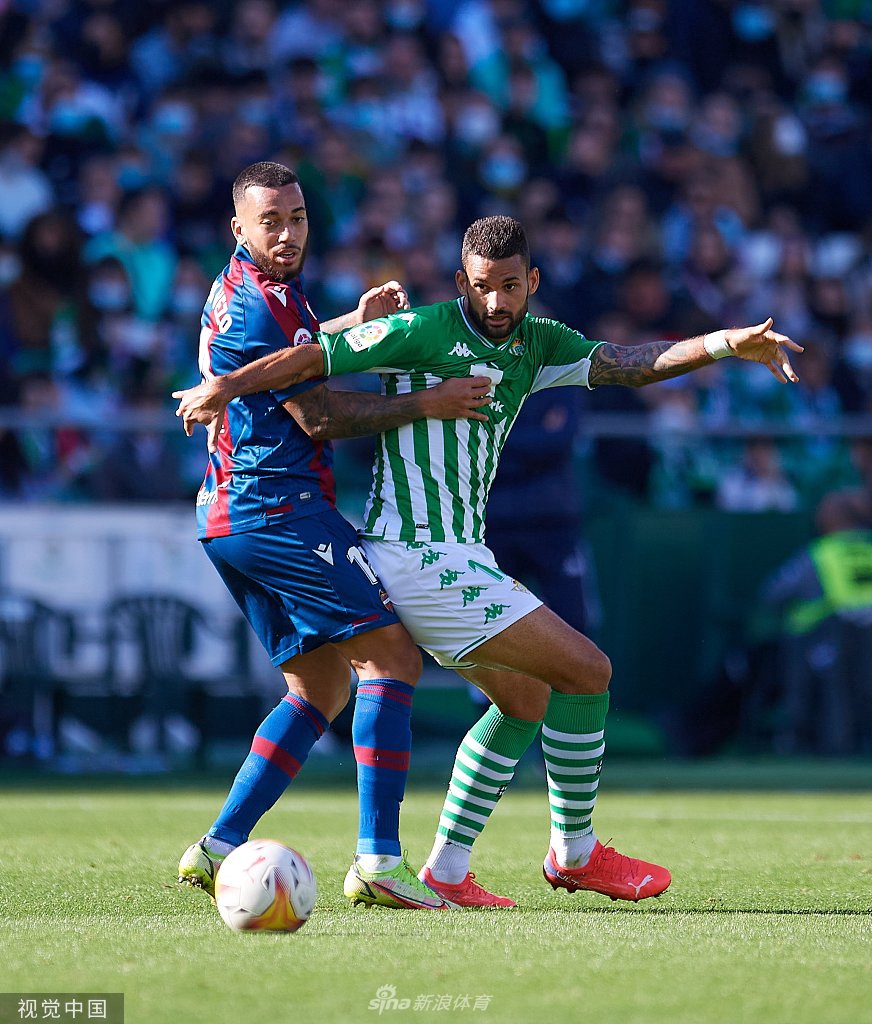 比赛结束后，上演帽子戏法的胡安米成为绝对焦点，队友们将他拥簇在中间，大家笑着、跳着，庆祝这场来之不易的酣畅淋漓的大胜。