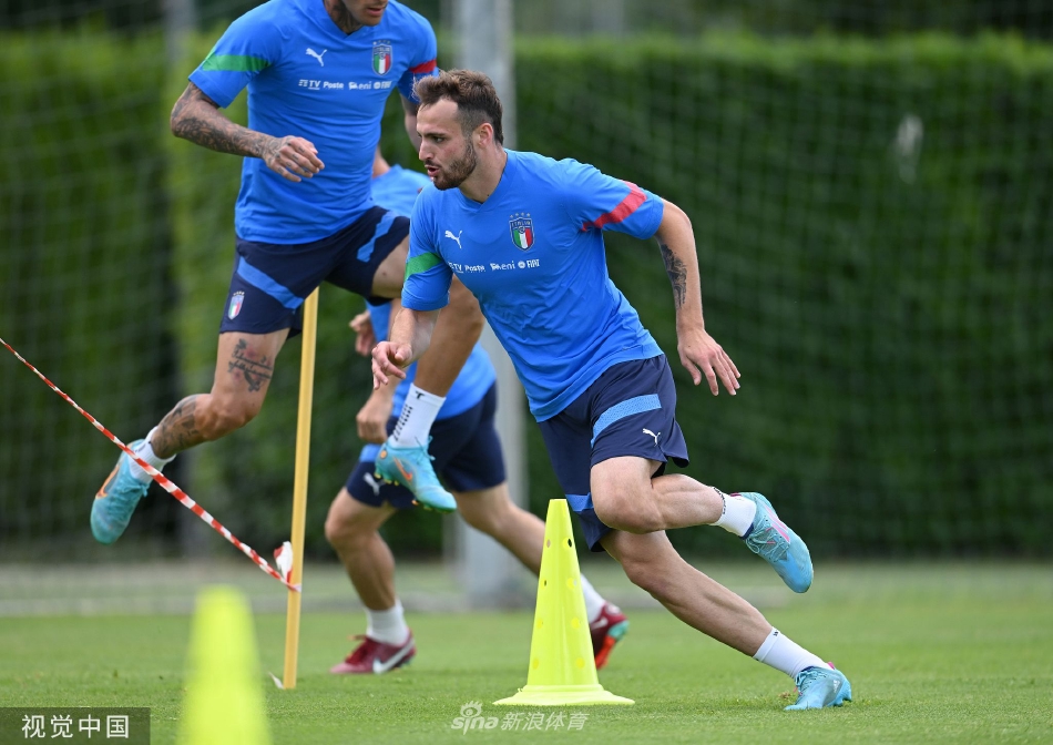 两名意大利后卫在绿茵场上激烈拼抢，肌肉紧绷，脚下草屑飞溅，瞬间捕捉到了高水平对抗中力量与技巧的碰撞，彰显了球队防守训练的强度。