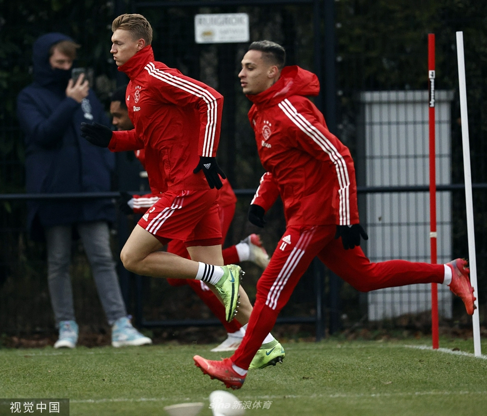 滕哈赫双手比划战术要求，球员们围成半圆认真聆听，教练的每一个手势都在为明晚的战斗注入必胜信念