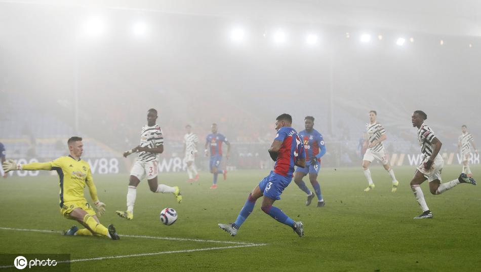 转播镜头从高处俯瞰，塞尔赫斯特公园球场完全被一层厚厚的云海覆盖，场内灯光在雾气中折射出温暖的光斑，整个足球场宛如仙境中的一块绿色画布。