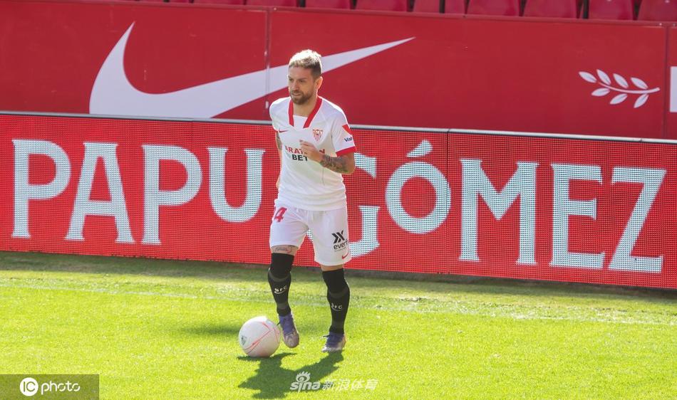 戈麦斯完成了一次精彩的挑球动作，皮球在空中划过一道弧线，他的身体随之舒展开来，这一刻，他不是32岁的老将，而是那个在阿根廷街头踢着可乐瓶长大的足球少年。