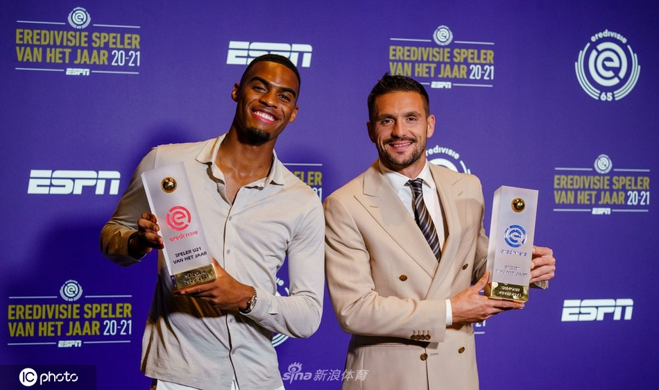 典礼现场星光璀璨，获奖的球员们身着正装，在台上合影留念。他们手中的奖杯在闪光灯的照耀下闪闪发光，记录下这个属于全体荷兰足球人的荣耀时刻。