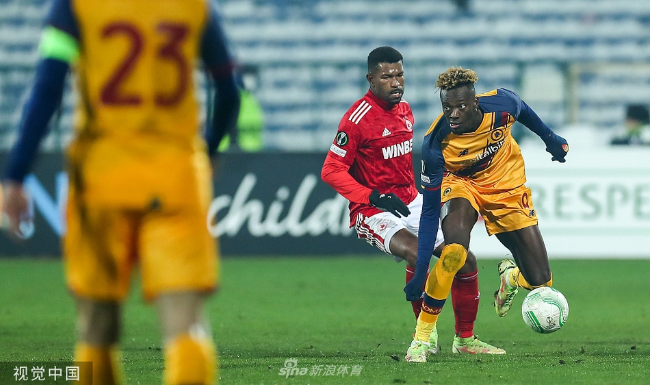 罗马门将帕特里西奥飞身扑救险球，身体完全舒展，手指尖堪堪将皮球挡出底线，力保球门不失的瞬间充满张力。