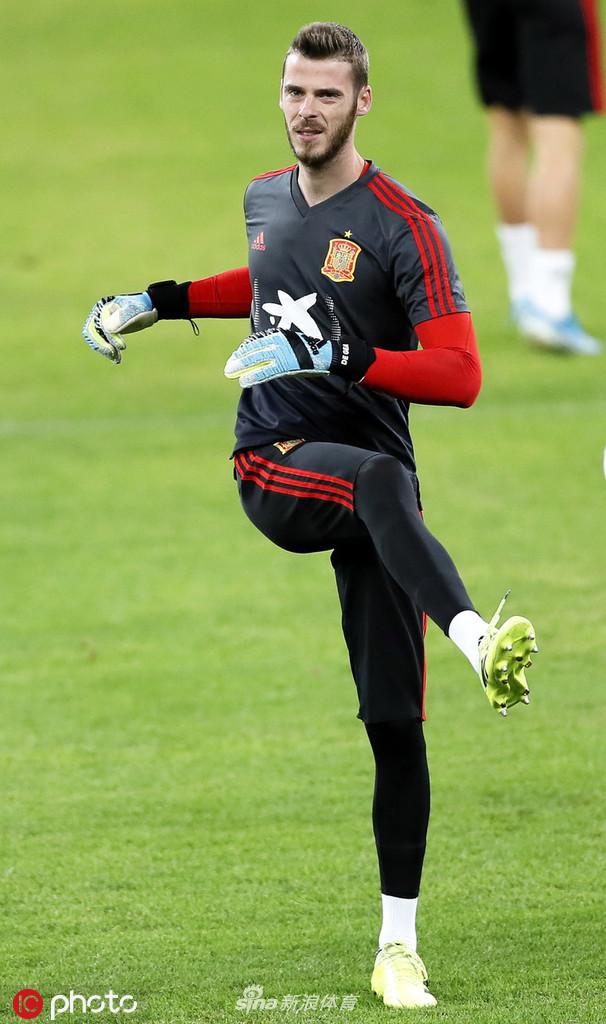 训练间隙，两名西班牙球员在场边进行补水，汗水浸湿了球衣，眼神却依然坚毅。他们短暂的交谈中，或许正在交流着刚才对抗中的心得体会。