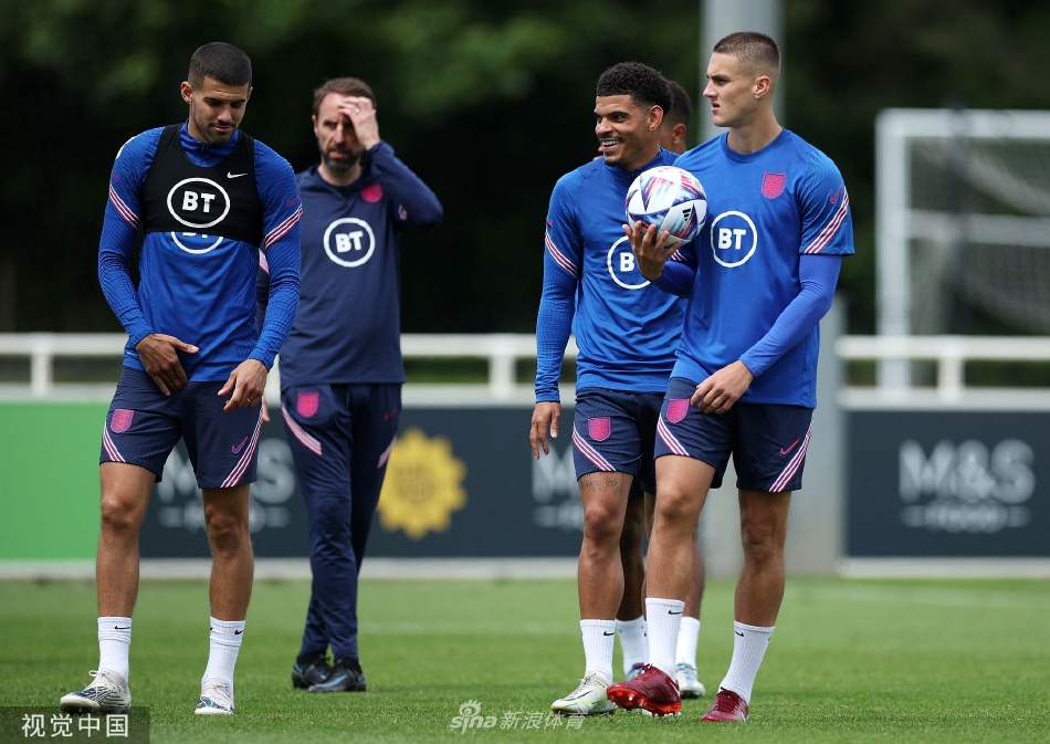 英格兰队进行分组对抗训练，绿茵场上球员高速奔跑穿插，上演着模拟真实比赛的激烈攻防大战。