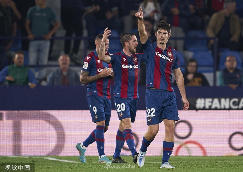 双方球员在莱万特主场中场区域激烈争抢球权，比赛陷入白热化