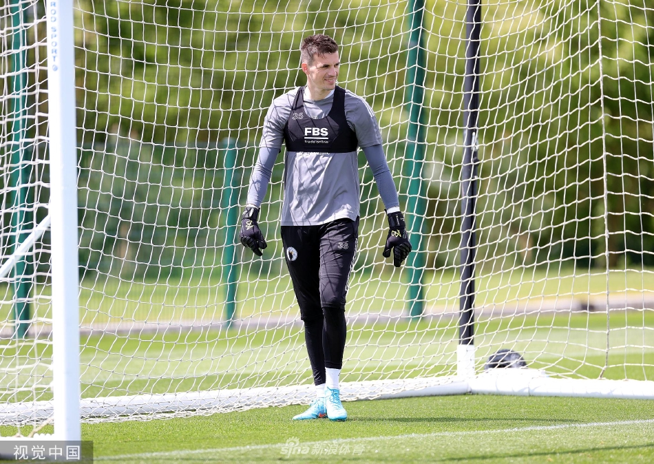 全队围成一圈进行高强度抢圈训练，节奏飞快，笑声与呼喊声交织，展现了团队紧密的协作与活泼的氛围。