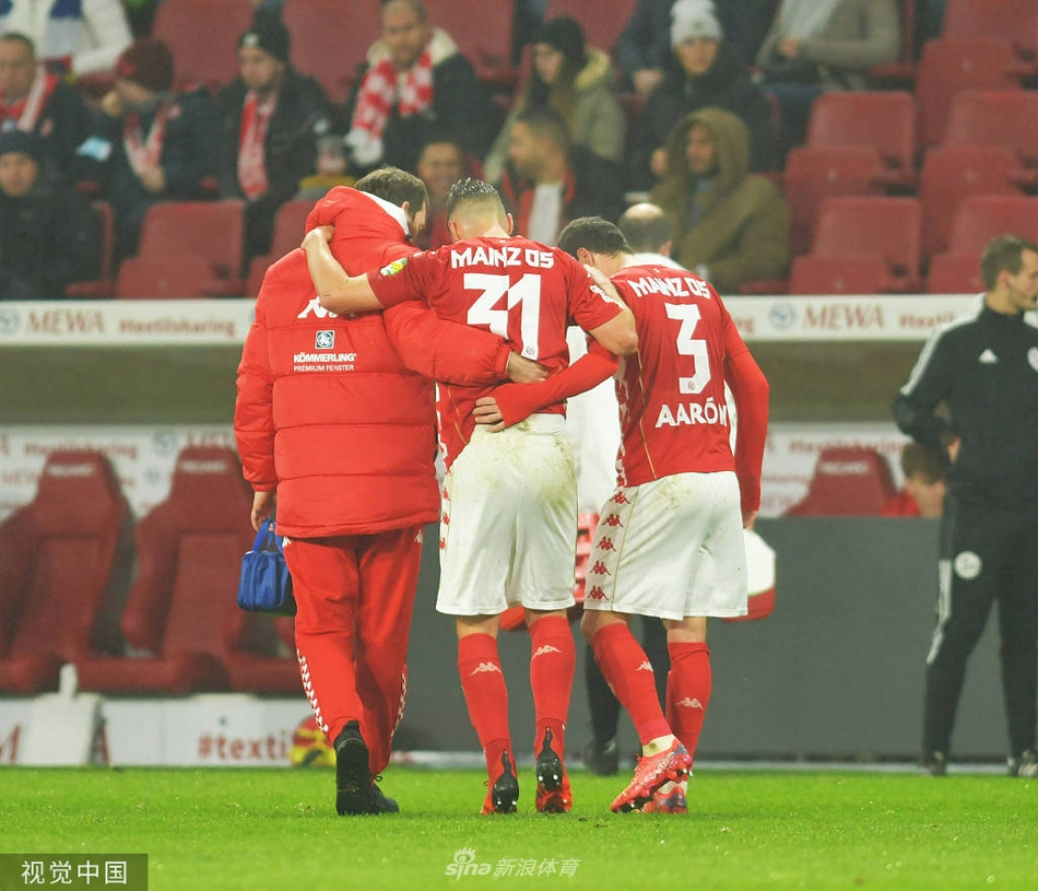 图片描述：年轻的德国前锋伯卡特扣过防守，起脚射门的瞬间，眼神中充满坚定。