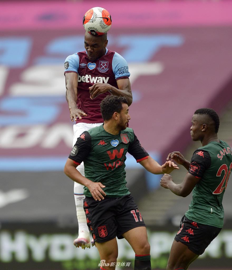 终场哨响后，多名阿斯顿维拉球员神情紧张地围在一起低头查看手机，等待另一场比赛中沃特福德的结果，绿色的草坪与球员们凝重的深色球衣形成心理上的强烈反差。