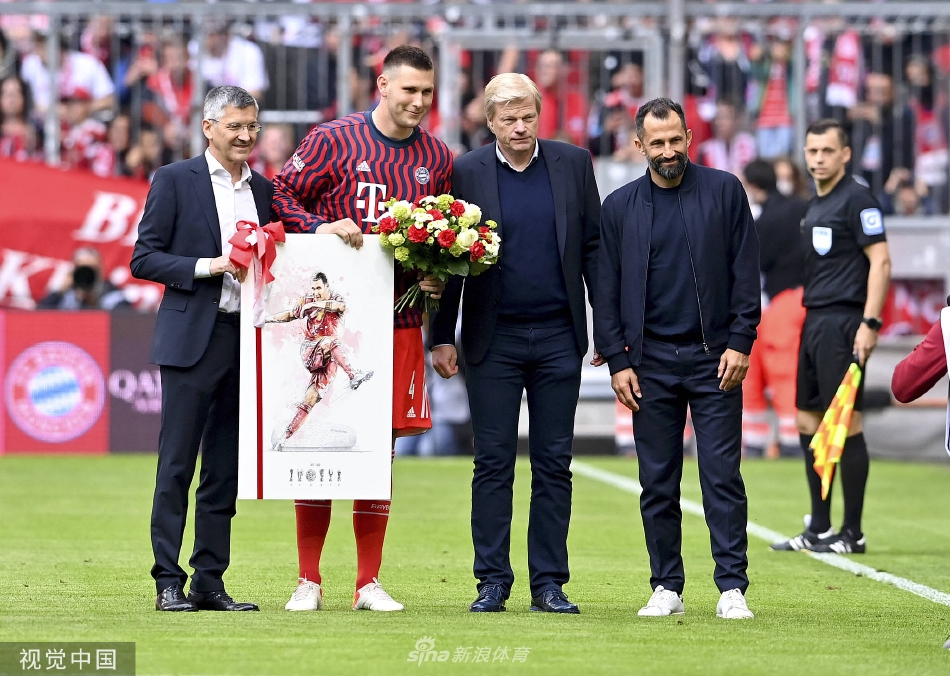 拜仁全队在更衣室内兴奋地举起巨大的德甲冠军沙拉盘，聚勒身处人群中笑容灿烂