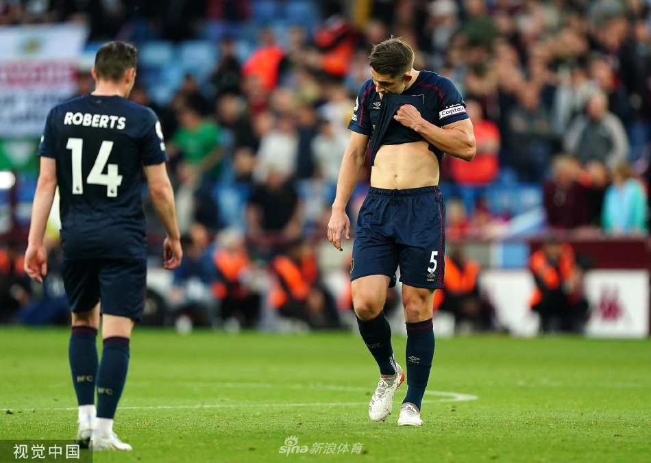 比赛结束后，伯恩利球员手拉手走向客队看台，向远道而来的球迷致谢，球迷们报以热烈的掌声和歌声，团结一幕令人动容。