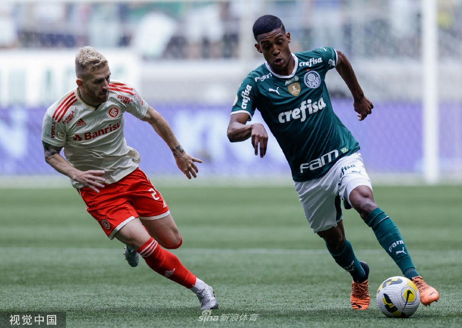 帕尔梅拉斯队长古斯塔沃·戈麦斯头球破门后挥拳怒吼，身边队友激动地飞奔而来庆祝