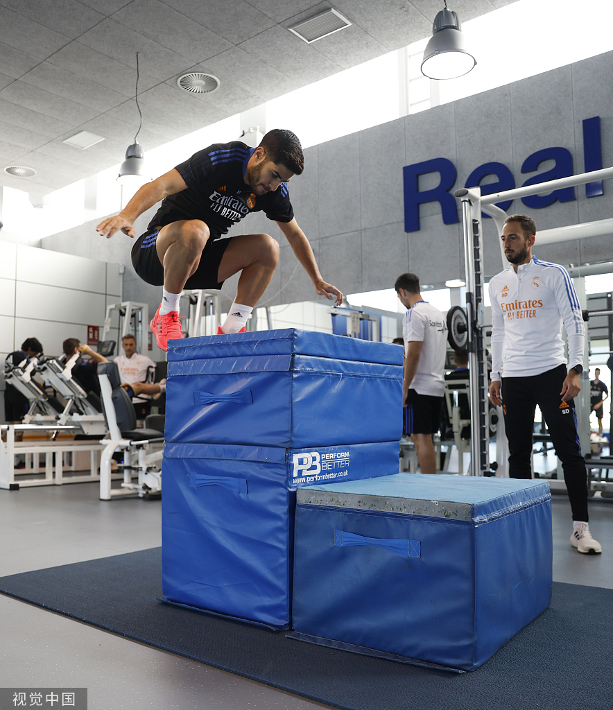 核心回归：本泽马与阿拉巴在训练中有说有笑，轻松的神情背后是对比赛的专注。本泽马作为球队本赛季的进攻支柱，他的回归无疑给全队吃下了一颗定心丸。