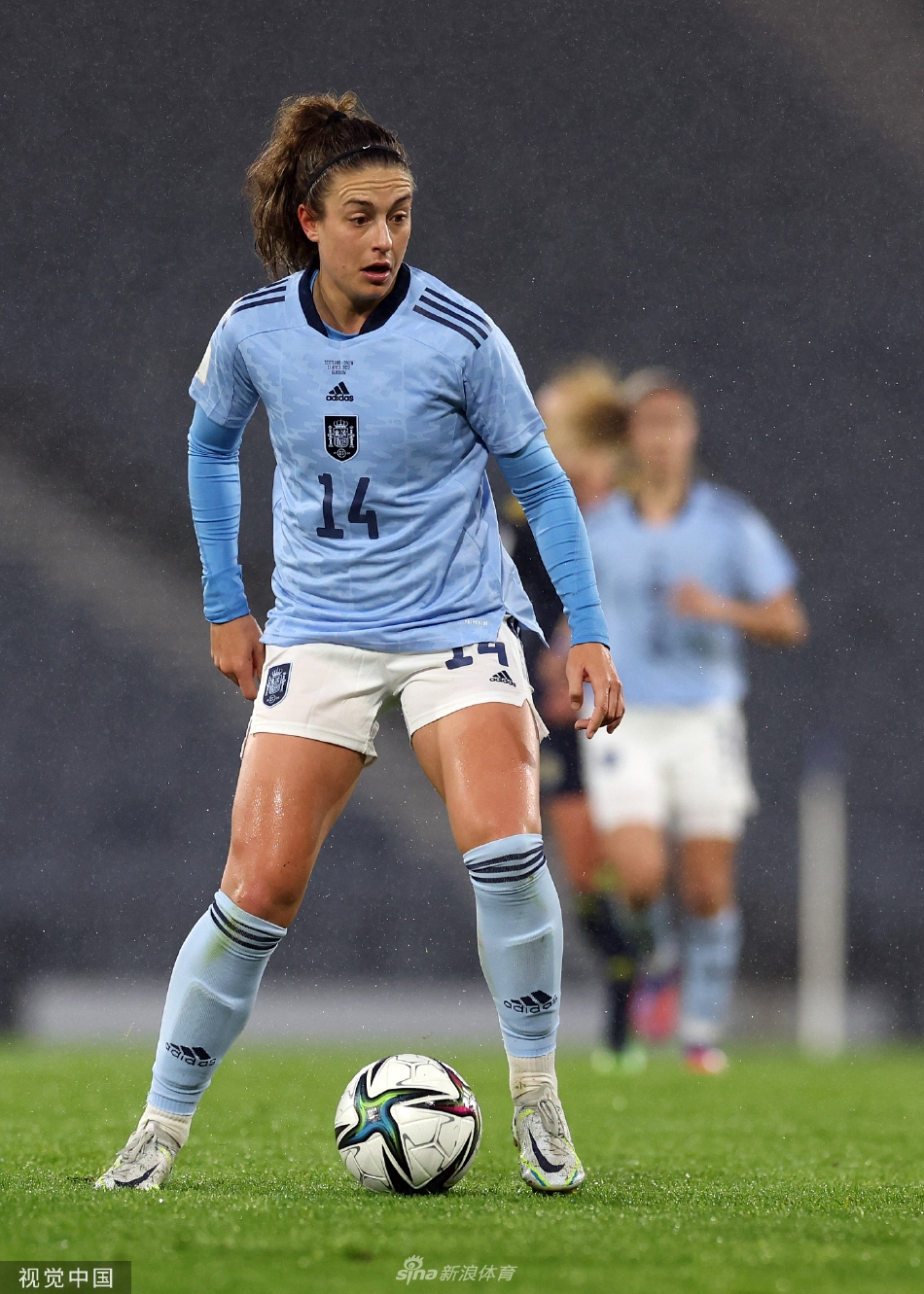 苏格兰队后卫英勇封堵西班牙球员的射门，展现顽强的防守意志