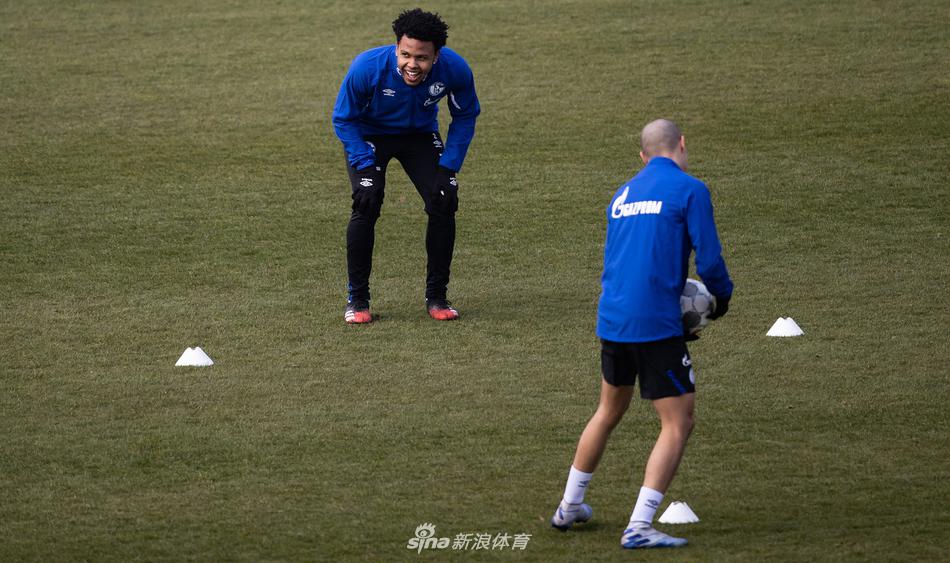 镜头捕捉到了塞尔达完成一组冲刺跑后的瞬间，他微微弯腰调整呼吸，背景中训练设施整齐排列，却少了往日的喧嚣。这张特写充满了力量与克制，展现了职业球员在困境中的自律。